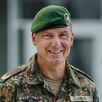 Ein Brigadegeneral schaut freundlich in die Kamera.