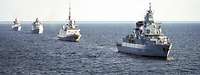 Vier Kriegsschiffe verschiedener Nationen fahren hintereinander in der Ostsee