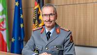 Präsident Sieger vor Fahnen