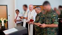 Militärbischof Franz-Josef Overbeck und Brigadegeneral Alexander Krone, Kommandeur KSK, beim Gottesdienst