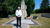 Der katholische Militärbischof Franz-Josef Overbeck am Ehrenmal des KSK