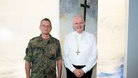 Brigadegeneral Alexander Krone begrüßt den katholischen Militärbischof Overbeck in Calw
