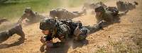 Mehrere Soldaten kriechen auf dem Boden