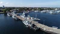 Große und kleine Schiffe der Marine liegen an der Pier