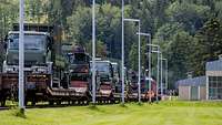 Fahrzeuge der Bundeswehr sind auf einem Eisenbahnwaggon verladen.