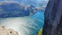 Blick aus großer Höhe auf einen Fjord
