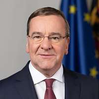 Verteidigungsminister Boris Pistorius schaut lächelnd für eine Portraitaufnahme in die Kamera