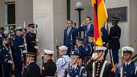 Besuch des Verteidigungsministers in Washington D.C. Boris Pistorius und Pete Hegseth stehen am Eingang eines Gebäudes. Soldaten stehen davor Spalier.