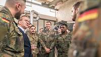 Verteidigungsminister Pistorius bei der Luftwaffe in Germersheim Boris Pistorius steht zwischen Soldaten und spricht mit ihnen