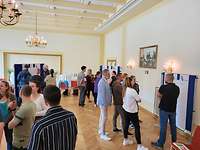 Menschen stehen in einem Saal