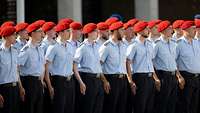 Soldaten stehen in Grundstellung