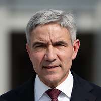 Eine Person steht an einem Rednerpult