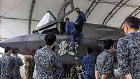 Die Trainingsteilnehmenden inspizieren die F-35.