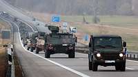 Militärische Fahrzeuge auf einer Autobahn