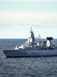 Drei Kriegsschiffe verschiedener Nationen fahren auf dem Meer