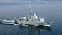 Flottendienstboot der Bundeswehr auf hoher See