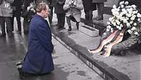 Willy Brandt kniet vor dem Denkmal für die Helden des Aufstands im jüdischen Ghetto in Warschau.
