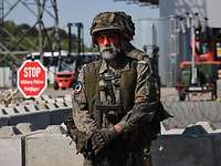 Zwei Soldaten an einem Check Point am Eingang eines Seehafens