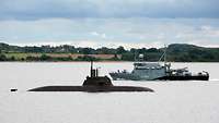 Ein U-Boot und ein Boot treffen sich in See.