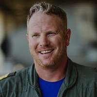 Ein lachender Soldat im Porträt