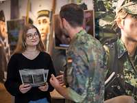 Karrierelounge der Bundeswehr Ein Soldat spricht mit einer Jugendlichen, die Informationsmaterial in den Händen hält