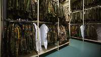 Uniformen im Militärhistorisches Museum der Bundeswehr Verschiedene Uniformen der Bundeswehr hängen an Kleiderstangen in Regalen