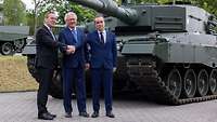 Verteidigungsminister Pistorius besucht Rheinmetall in Unterlüß Boris Pistorius, Sébastien Lecornu und Armin Papperger stehen vor einem Panzer