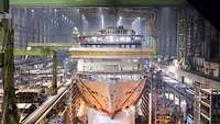 Ein Krauzfahrtschiff im Bau in einer Werfthalle