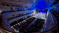 Musiker der Bundeswehr spielen vor Publikum im Erfurter Kaisersaal