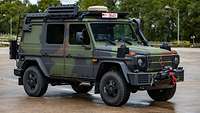 Ein Geländewagen Wolf 2 steht auf einer asphaltierten Fläche.