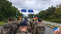 Soldaten marschieren auf der Straße.