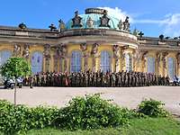 Gruppenfoto Sanssouci Viele Soldaten stehen in Potsdam vor dem Schloss Sanssouci.