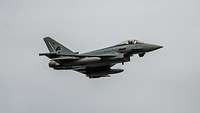 Ein Eurofighter fliegt über der Ostsee.