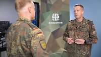 Zwei Soldaten stehen sich gegenüber und sprechen miteinander