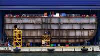 Querschnitt eines Containerschiffes, das sich in einer Werft im Bau befindet.