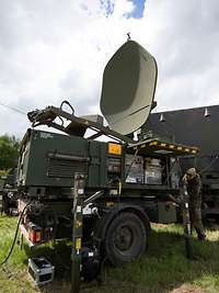 Ein Service Delivery Point der Bundeswehr wird im Gelände aufgebaut.