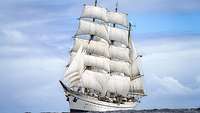 Ein großes Segelschiff fährt auf dem Meer.