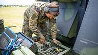 Ein Soldat an dem Fahrzeug des Patriot-Radars