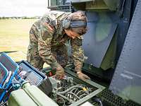 Ein Soldat an dem Fahrzeug des Patriot-Radars
