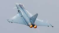 Eurofighter mit Nachbrenner Ein Kampfjet mit eingeschaltetem Nachbrenner.