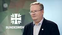 Ein Mann im Porträt während eines Interviews