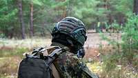 Ein Soldat schießt mit einem G36 auf eine Schützenscheibe.