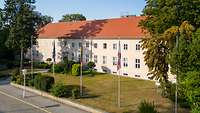 Außenaufnahme von einem Gebäude mit Flaggen davor