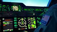 Blick auf die Anzeigen im Simulator. Auf einem Arm ist die Malaysische Flagge zu erkennen.