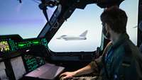 Mit Blick über die Schulter des zweiten Piloten sieht man einen Eurofighter.