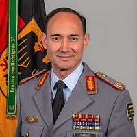 Ein Soldat im Dienstanzug schaut in die Kamera.