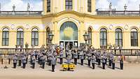 Das Heeresmusikkorps Kassel steht vor der Orangerie 