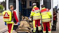 Eine verwundete Person wird in den Krankenwagen geschoben.