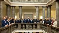 Teilnehmer Kabinettssitzung U-Boot Mitglieder des Kabinetts stehen gemeinsam in der Säulenhalle des Verteidigungsministeriums für ein Gruppenfoto.
