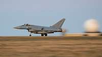 Eurofighter der Luftwaffe Ein Eurofighter der Luftwaffe fährt mit hoher Geschwindigkeit auf einer Startfläche während eines Flugstarts.